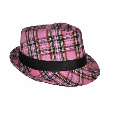 Hoedje met schotse ruit en band roze